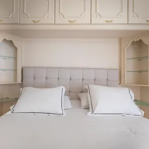 Apartment Neptune Suite-hosted By Sweetstay, Gibraltar